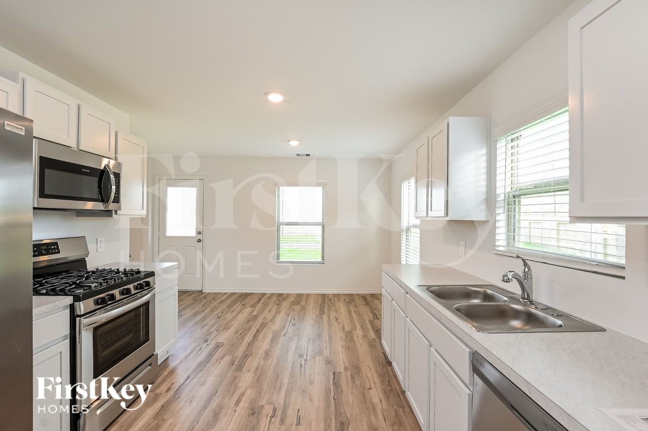 302 Pickwick Gardens Ln - Photo 5 of 16