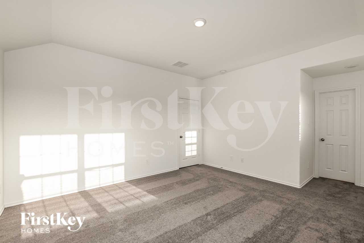 302 Pickwick Gardens Ln - Photo 7 of 16