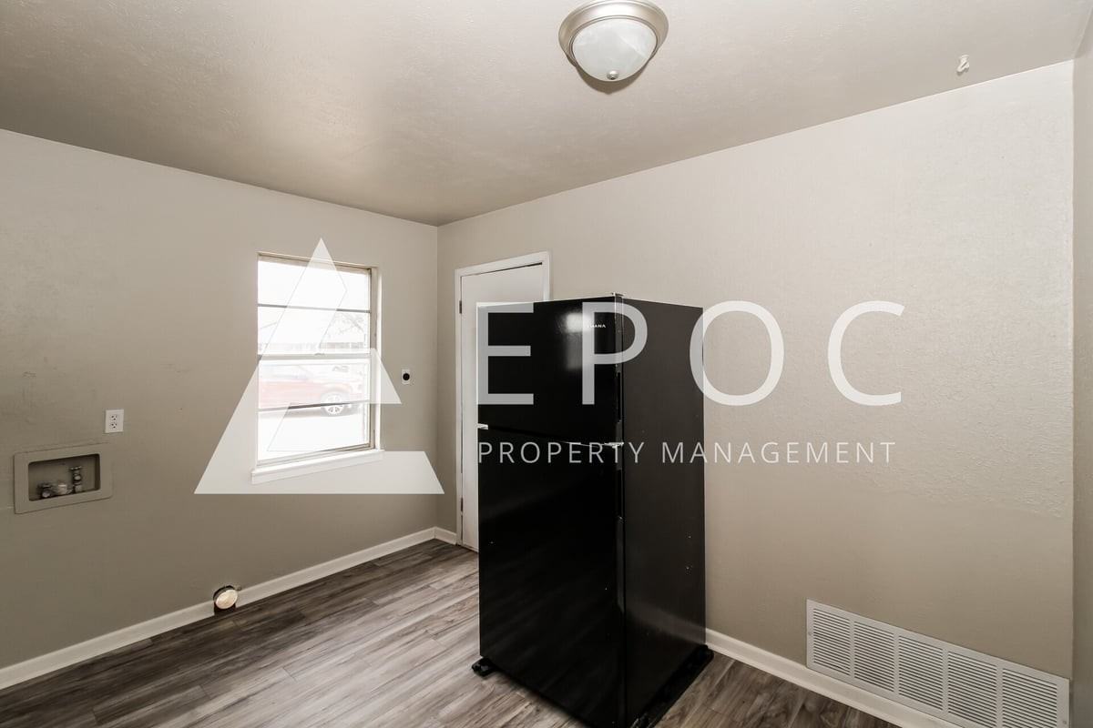 1401 Phoenix Dr - Photo 5 of 11
