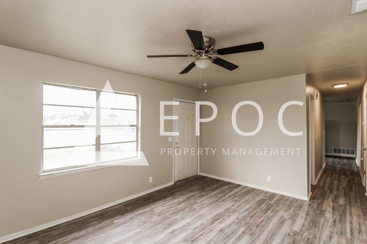 1401 Phoenix Dr - Photo 6 of 11