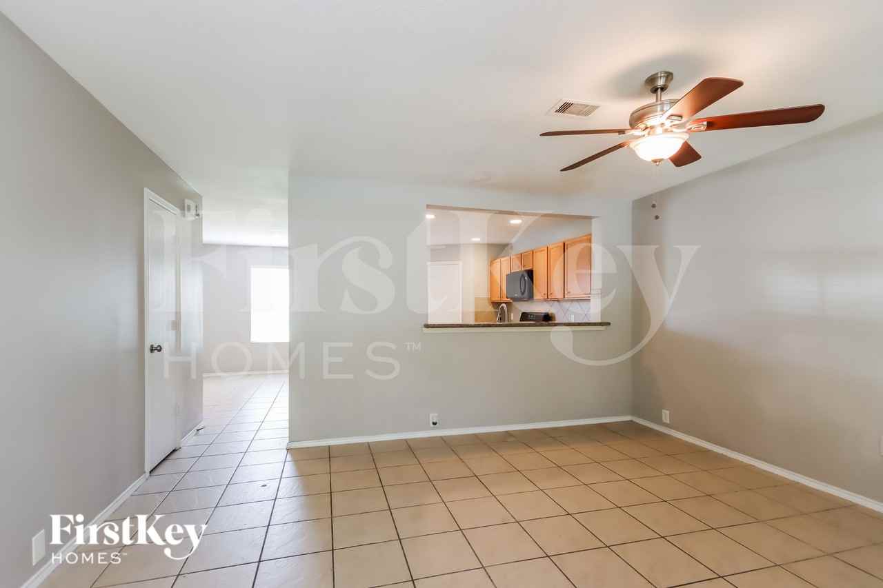 923 Grand Plains Dr - Photo 4 of 16