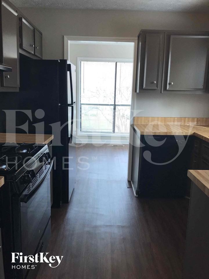 6104 Plumcrest Rd - Photo 6 of 11