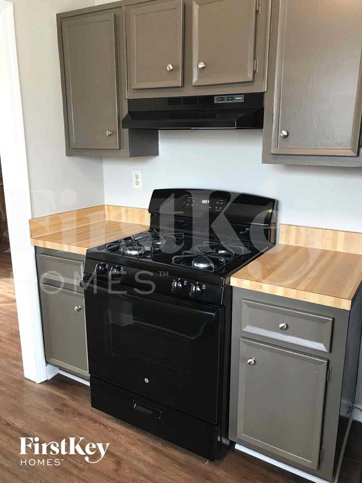6104 Plumcrest Rd - Photo 7 of 11