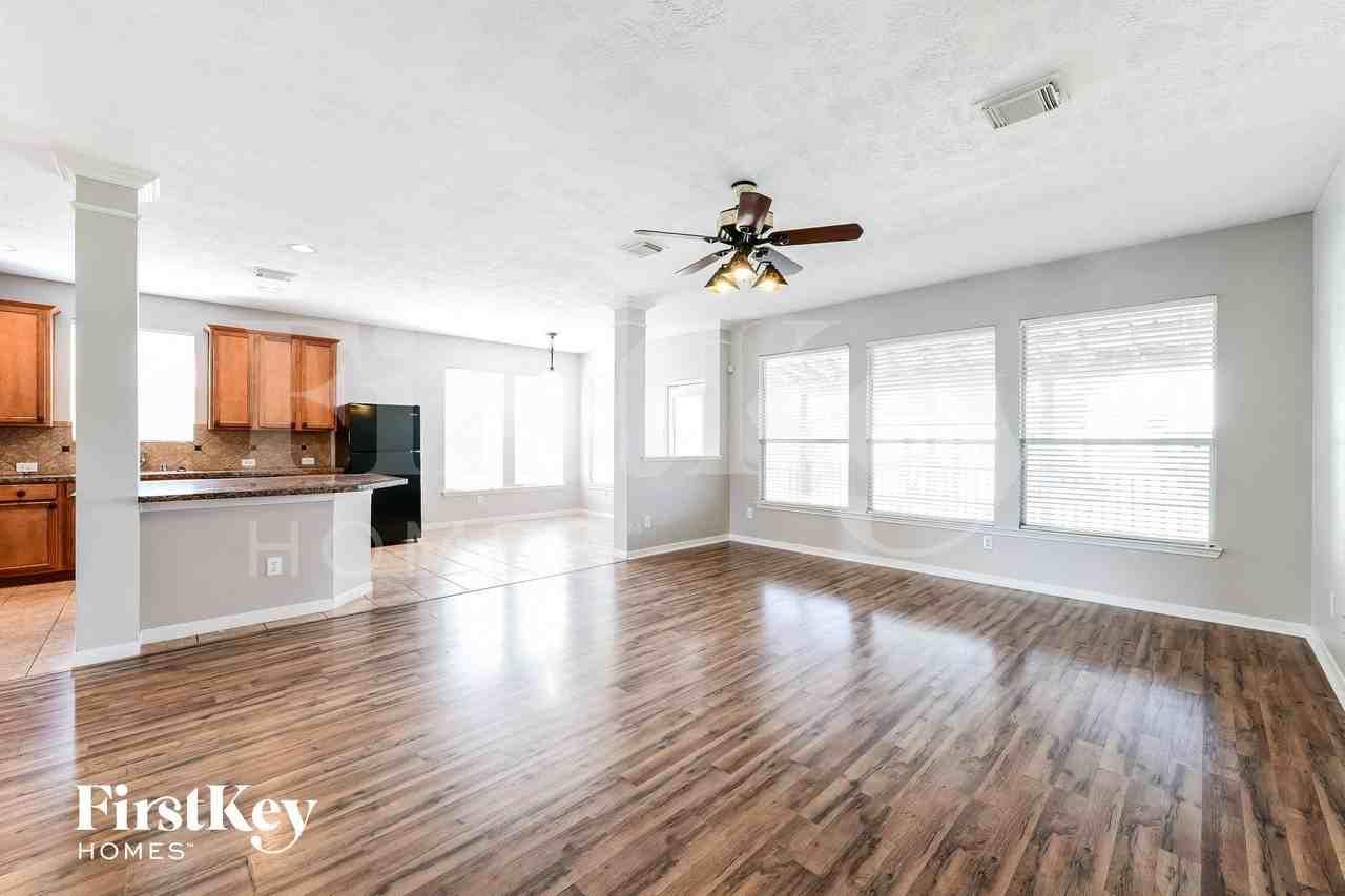 30030 Saw Oaks Dr - Photo 2 of 15