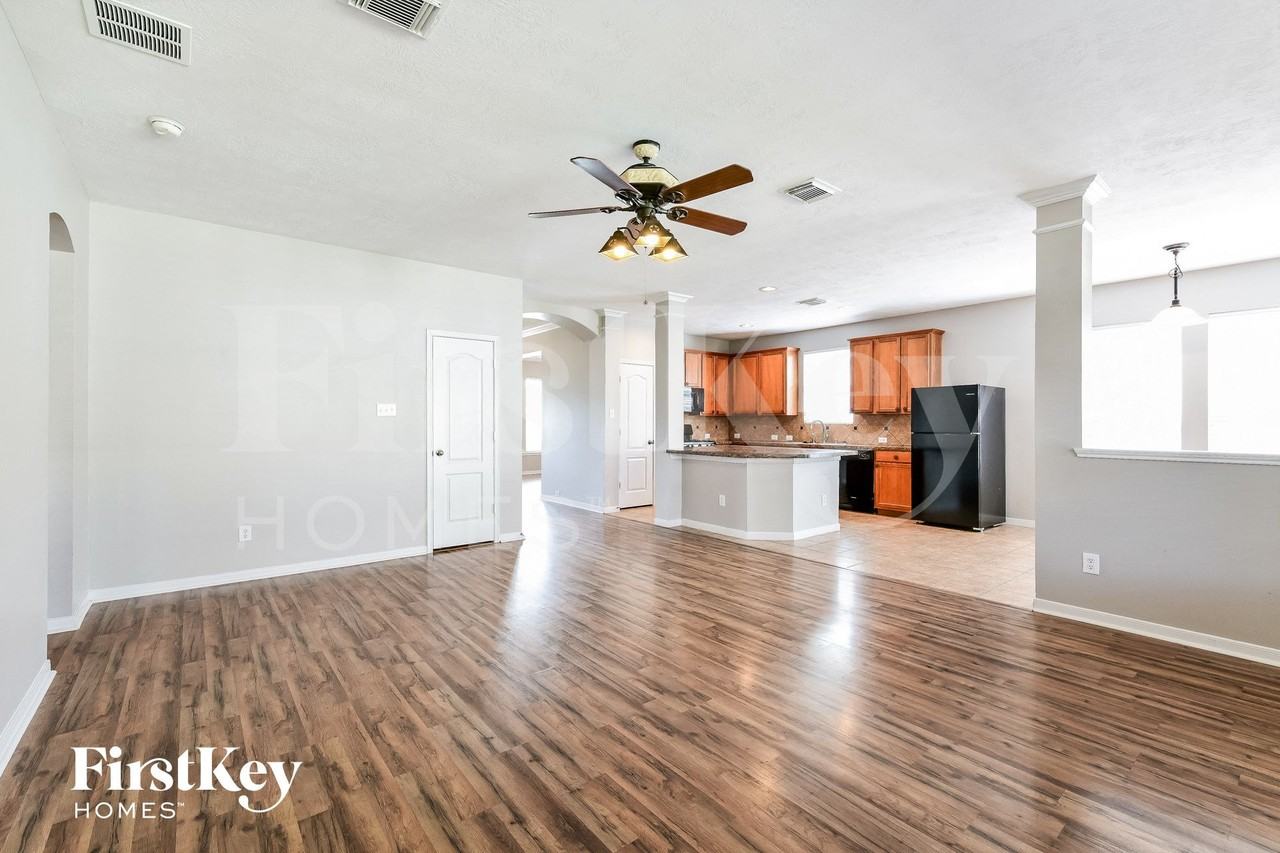 30030 Saw Oaks Dr - Photo 3 of 15
