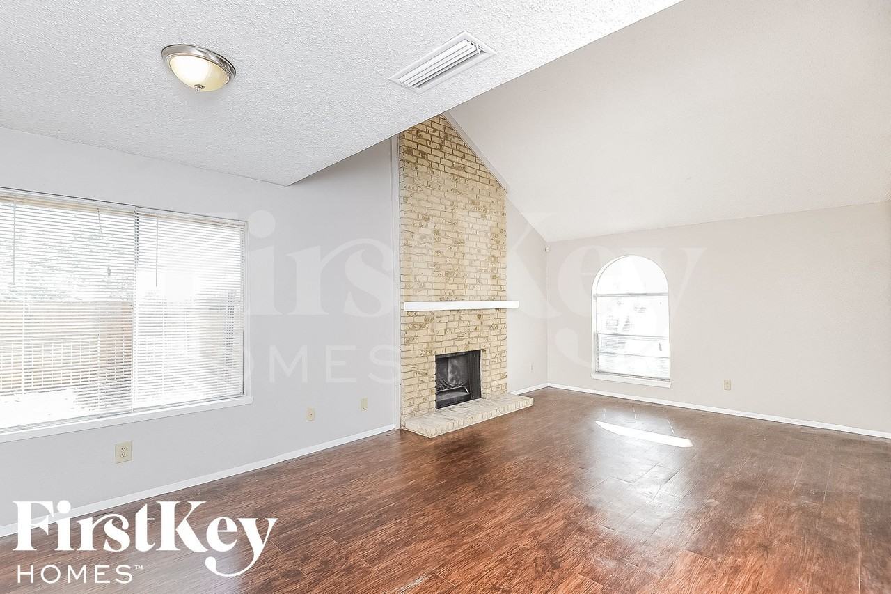 2113 Deerfield Dr - Photo 2 of 15