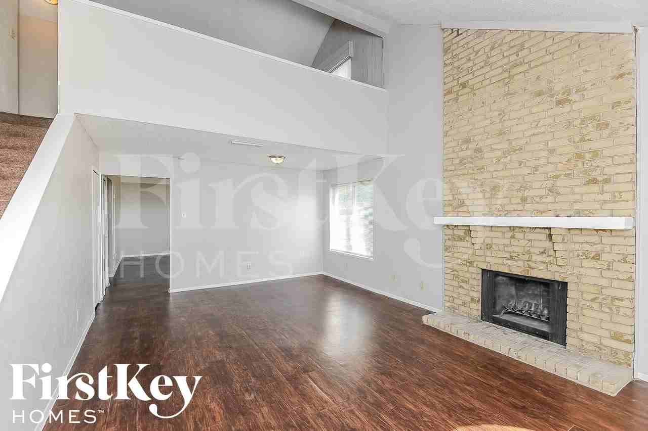 2113 Deerfield Dr - Photo 3 of 15