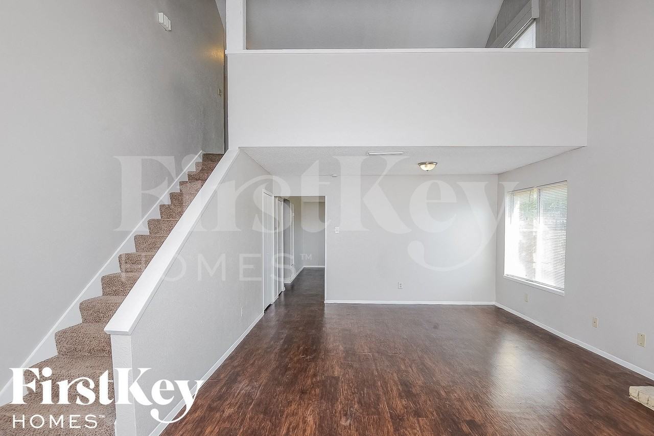 2113 Deerfield Dr - Photo 4 of 15