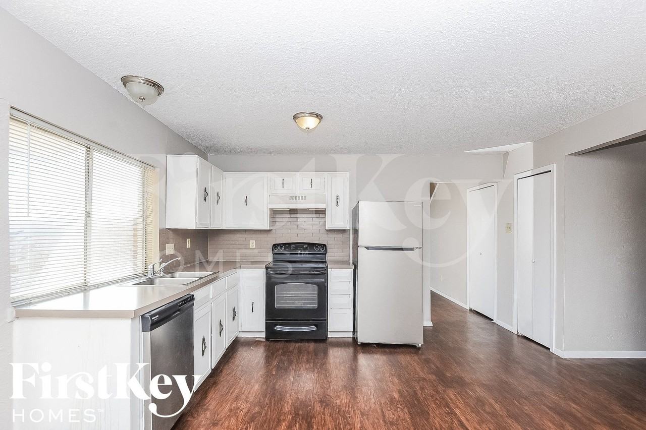 2113 Deerfield Dr - Photo 5 of 15