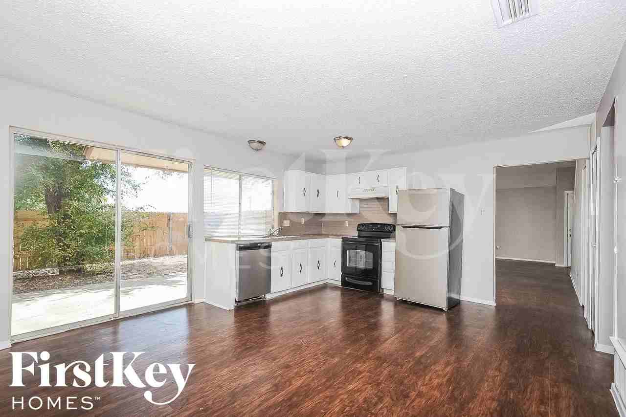 2113 Deerfield Dr - Photo 6 of 15