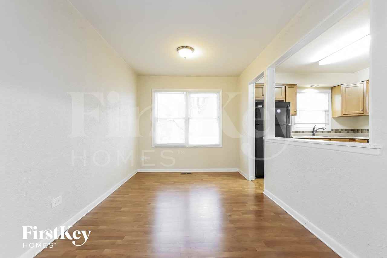 19912 Monterey Ave - Photo 3 of 15