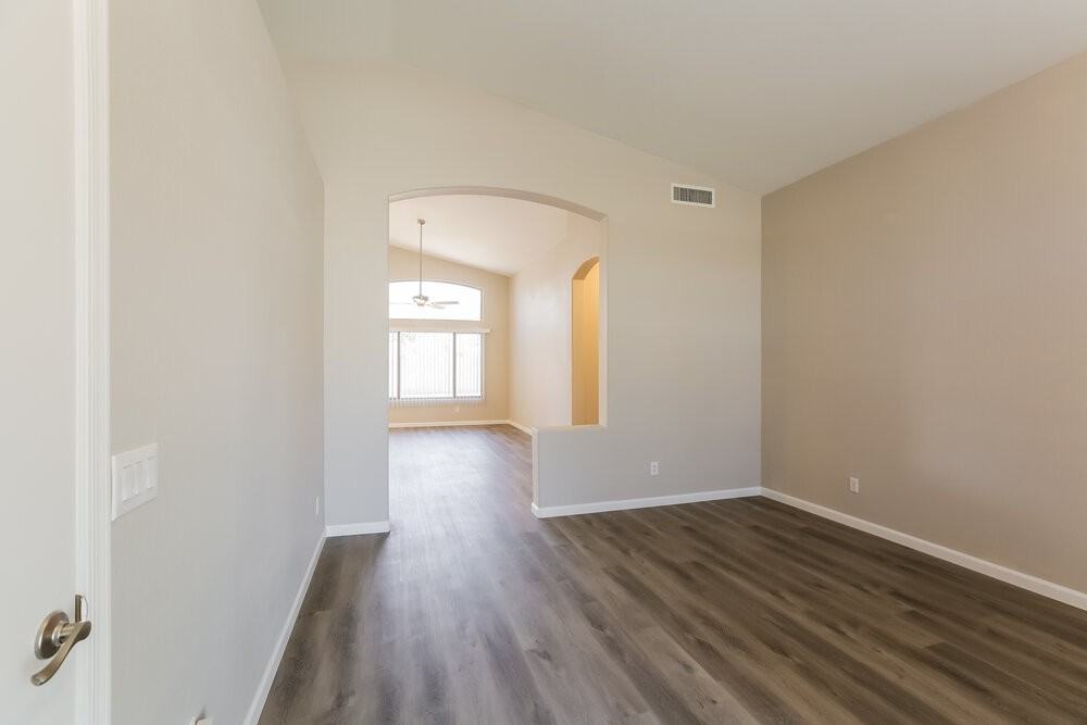 2411 E Augusta Ave - Photo 4 of 16