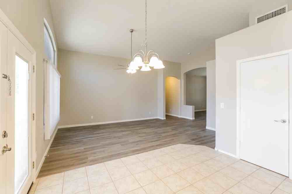 2411 E Augusta Ave - Photo 6 of 16
