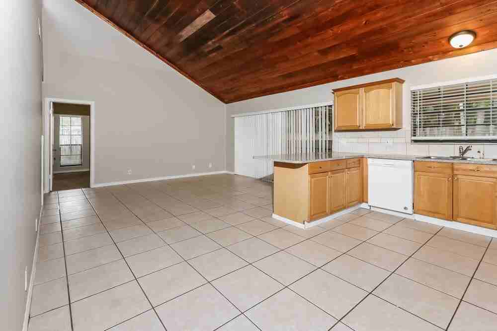 12157 Stratford St - Photo 5 of 14