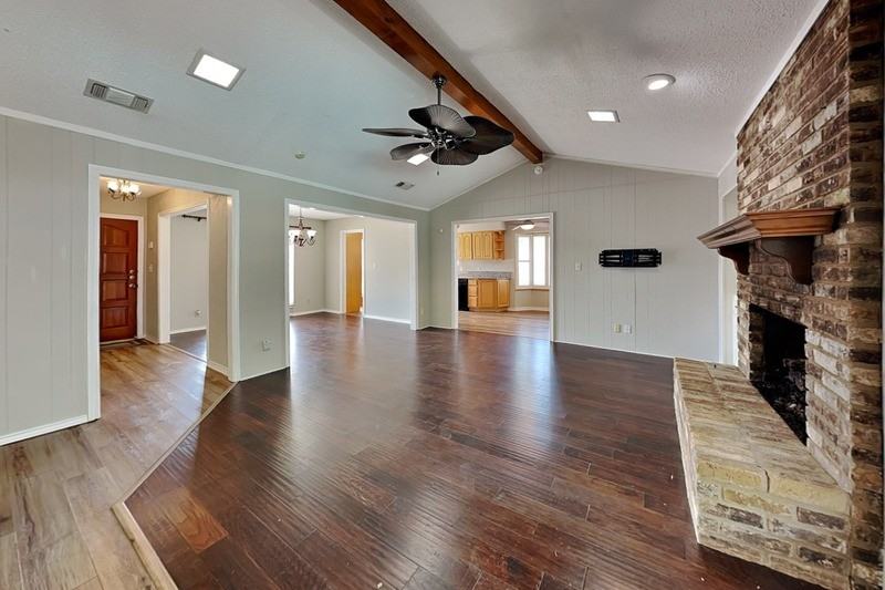 1605 Brighton Dr - Photo 4 of 22
