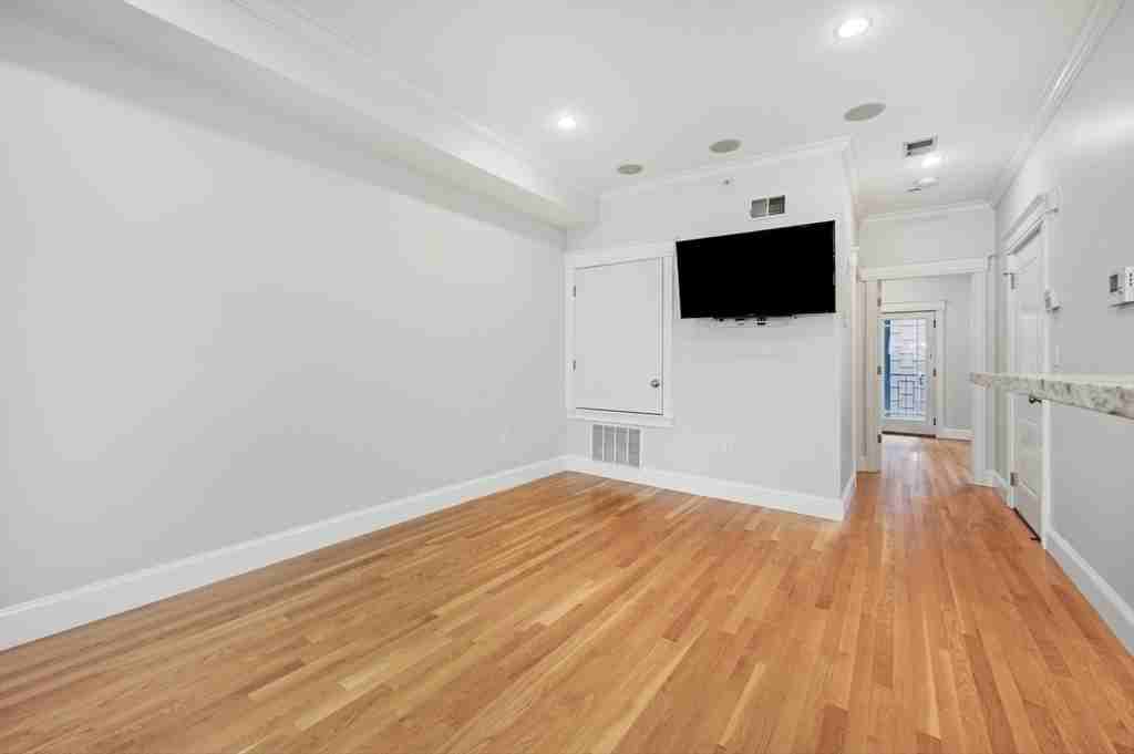 504 E 8th St - Photo 5 of 13