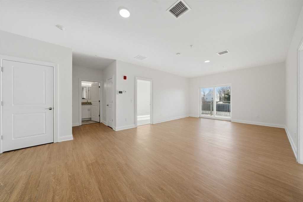 10 Franklin Ave - Photo 4 of 13