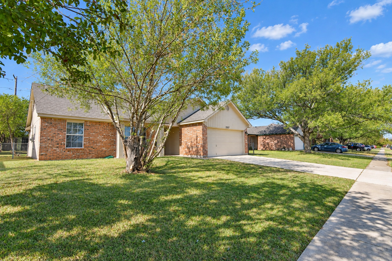 2207 Pixton Dr - Photo 2 of 19