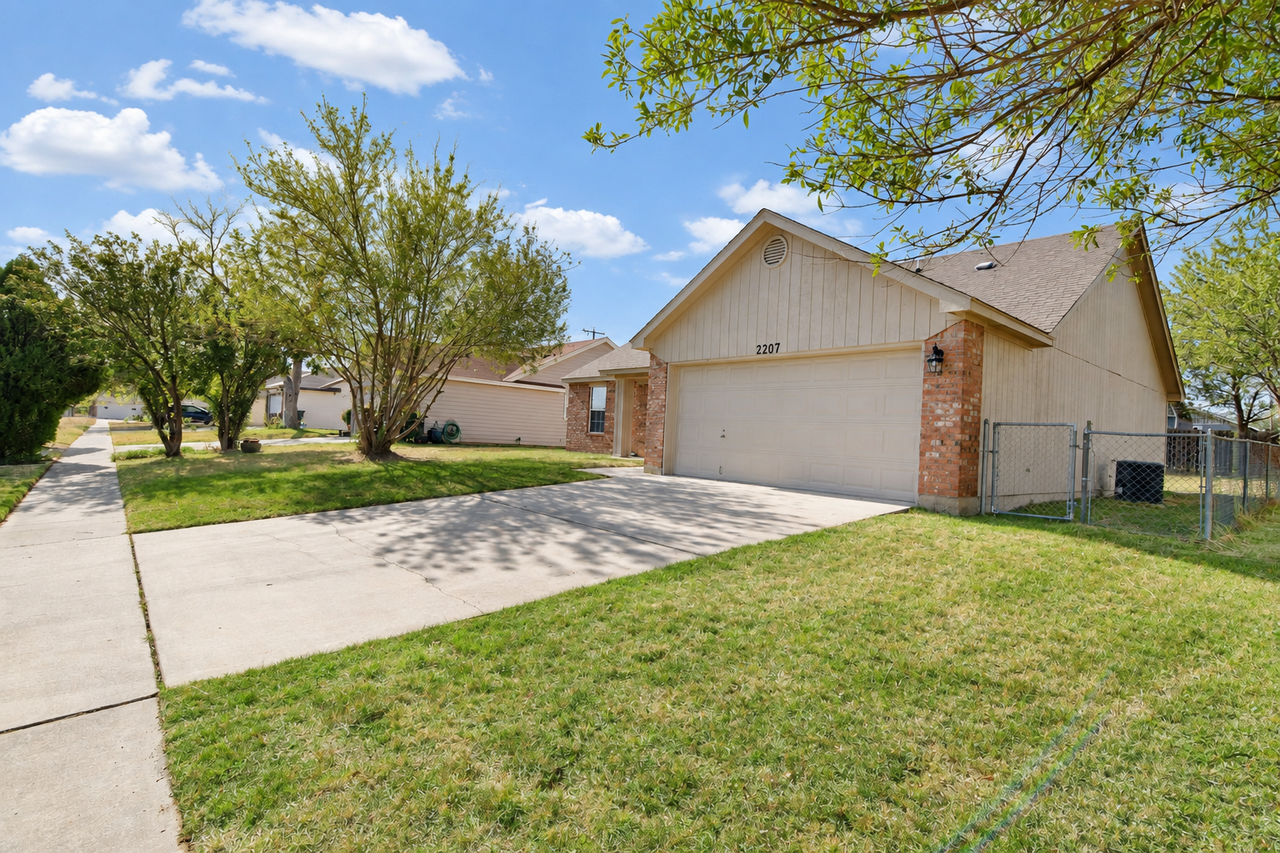 2207 Pixton Dr - Photo 3 of 19