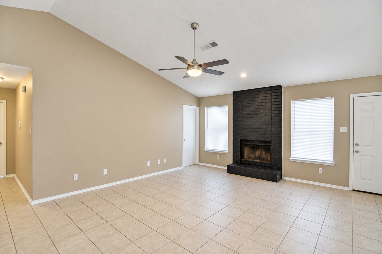 2207 Pixton Dr - Photo 7 of 19