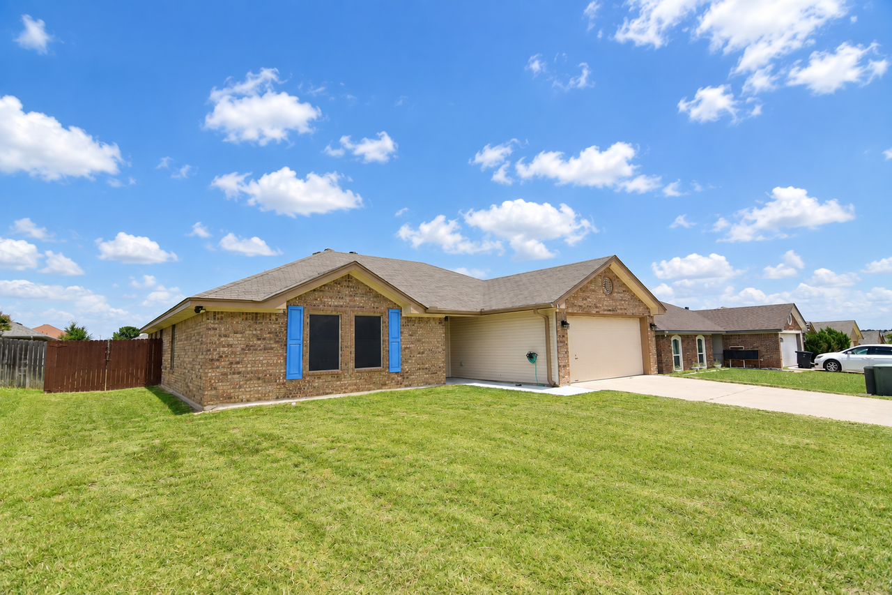 305 Sandra Sue Dr - Photo 2 of 21