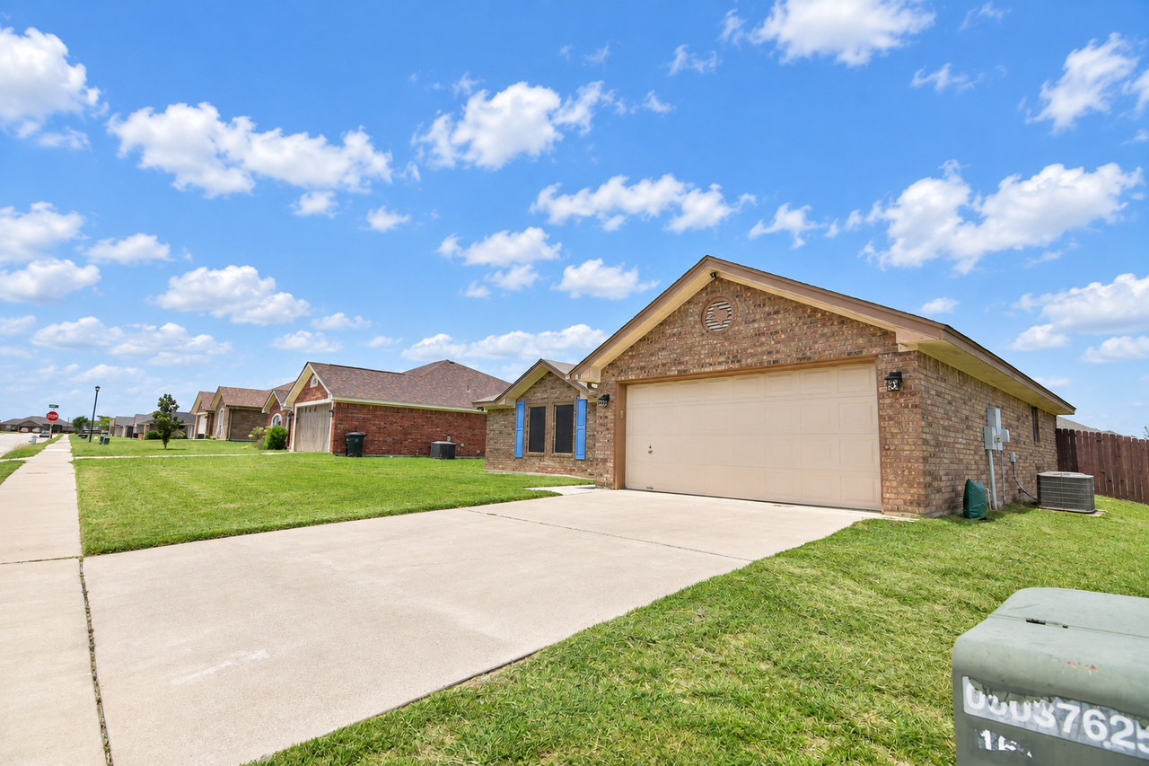 305 Sandra Sue Dr - Photo 3 of 21