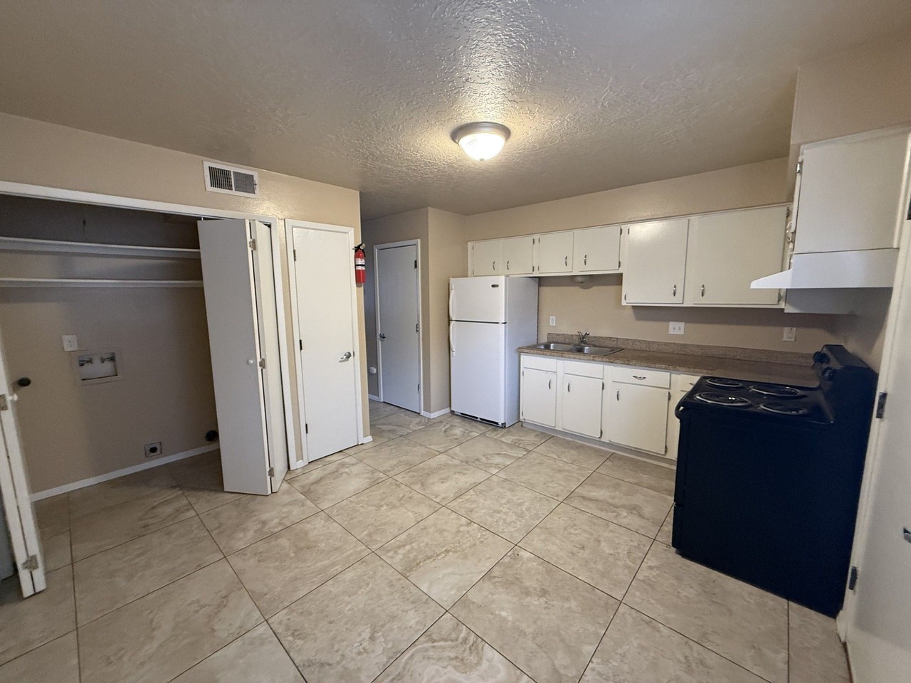1041 Utah St Ne - Photo 2 of 32