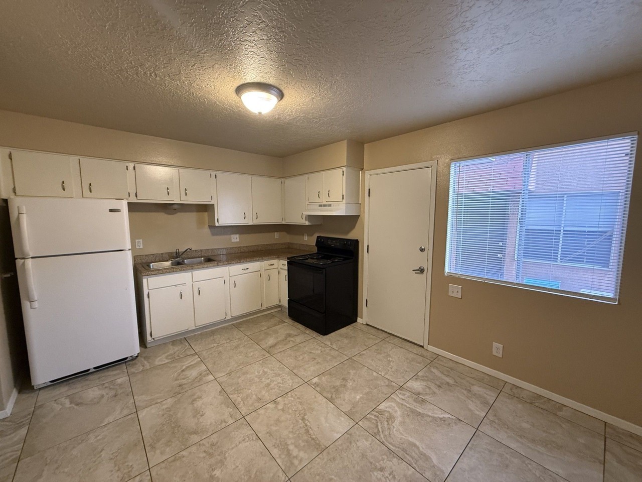 1041 Utah St Ne - Photo 3 of 32