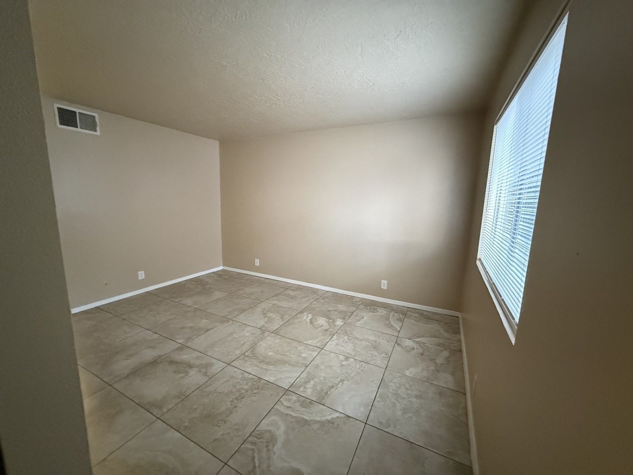 1041 Utah St Ne - Photo 4 of 32