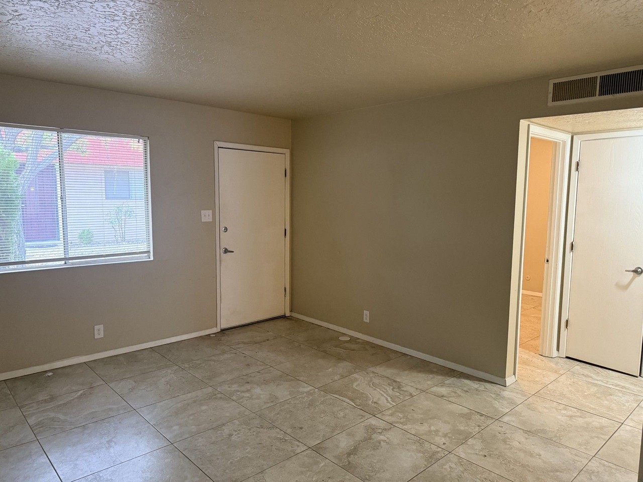1041 Utah St Ne - Photo 7 of 32