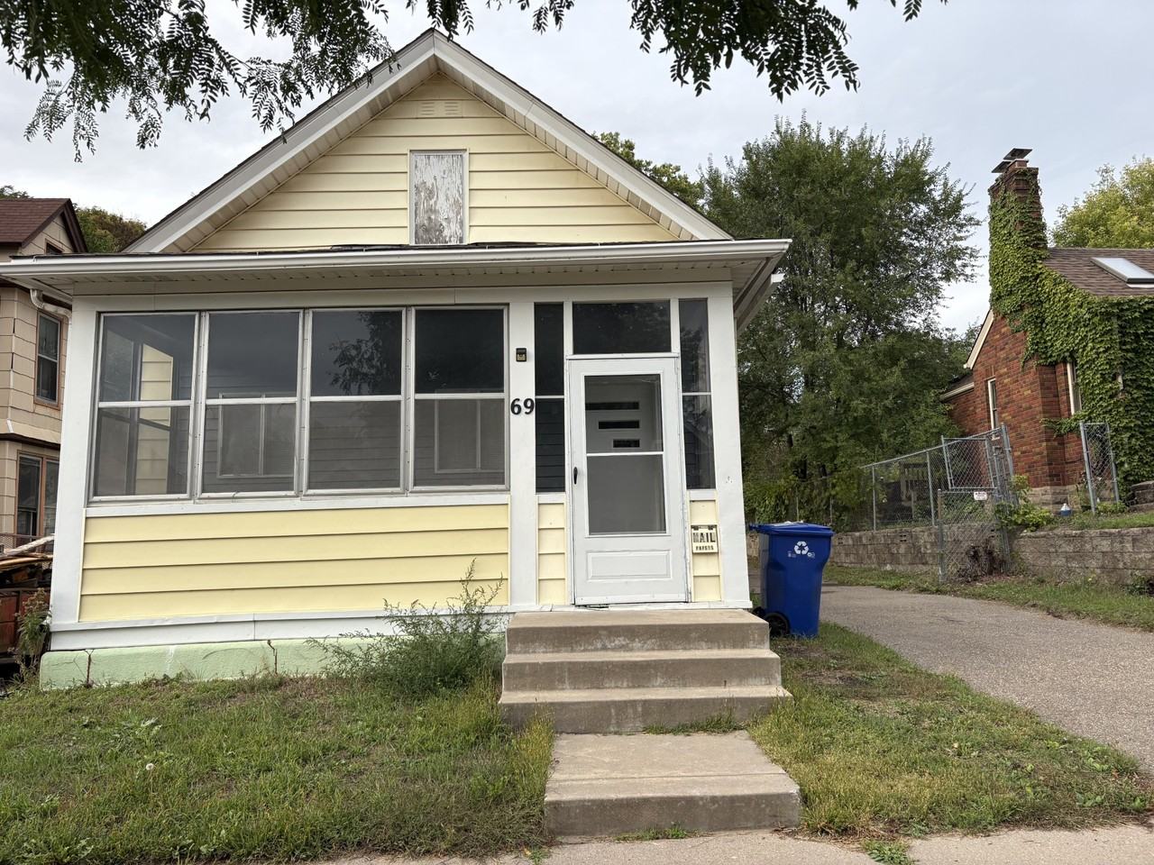 69 Manitoba Ave - Photo 2 of 16