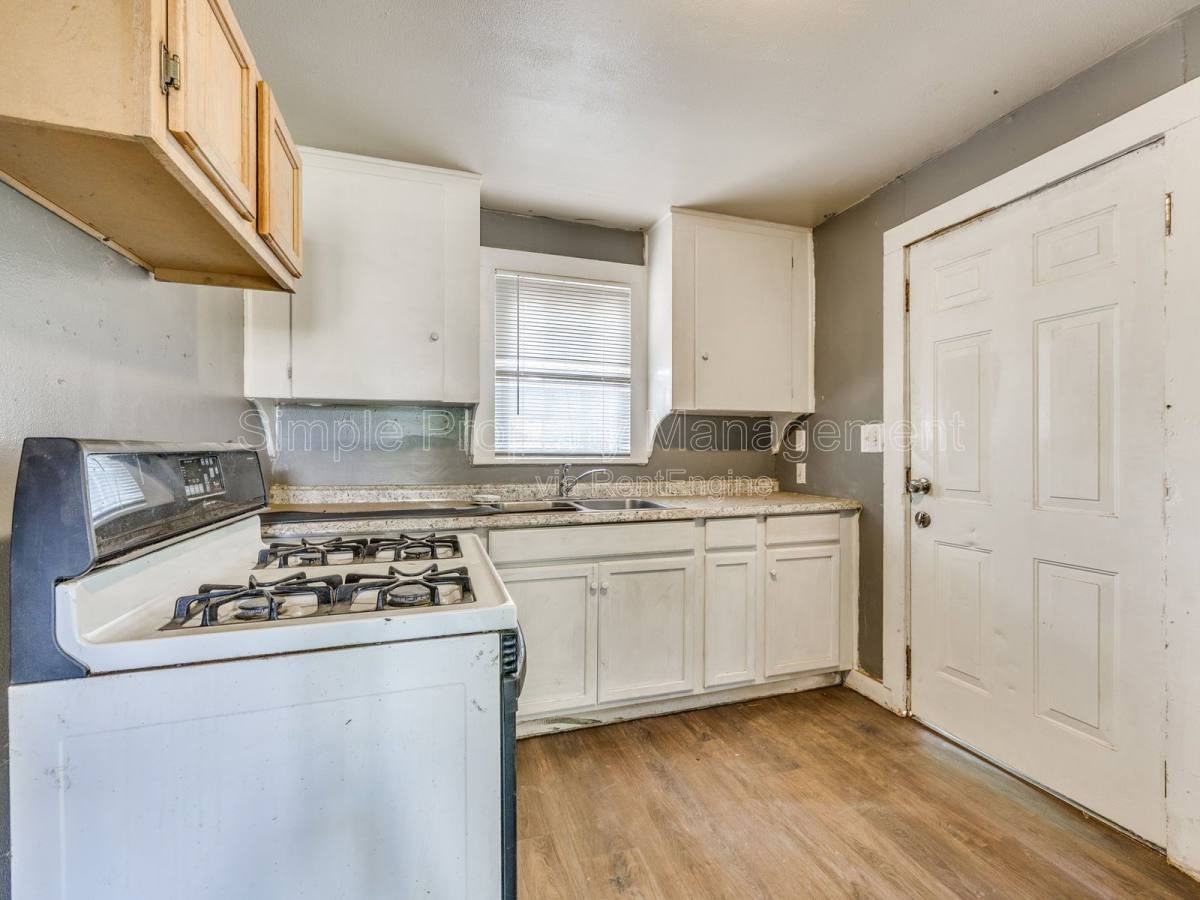 1524 1 2 SW Binkley St - Photo 7 of 10