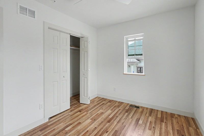 908 Indiana St - Photo 6 of 14