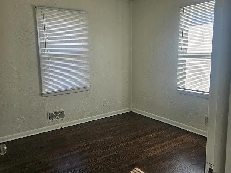 411 Sw 22nd St - Photo 2 of 5