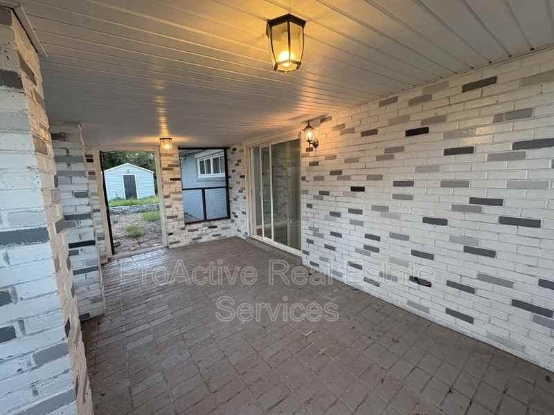 1021 Mineola Dr - Photo 3 of 13