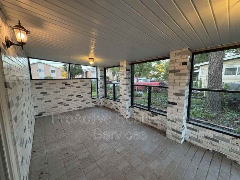 1021 Mineola Dr - Photo 4 of 13