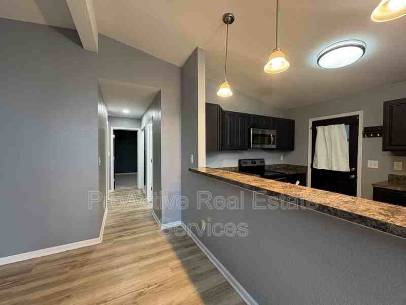 1021 Mineola Dr - Photo 5 of 13