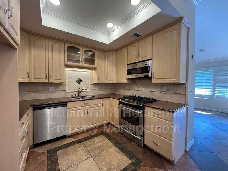 22741 Bassett St - Photo 6 of 23
