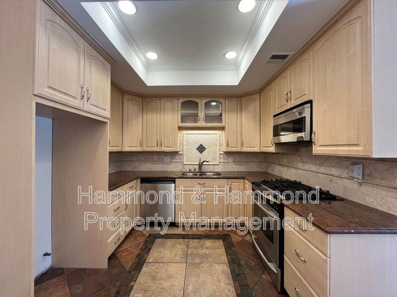 22741 Bassett St - Photo 7 of 23