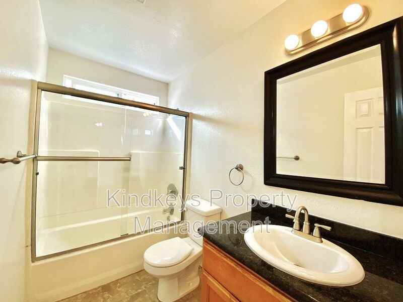 748 Florida St - Photo 5 of 12