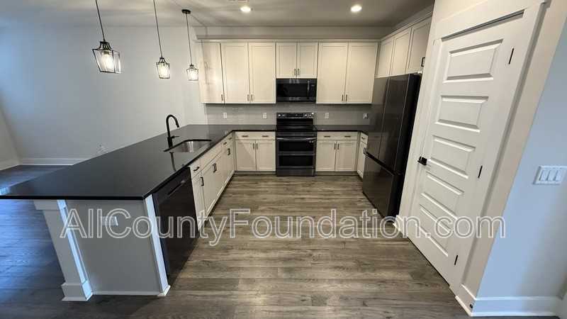 5112 Park Creek Ave - Photo 7 of 17