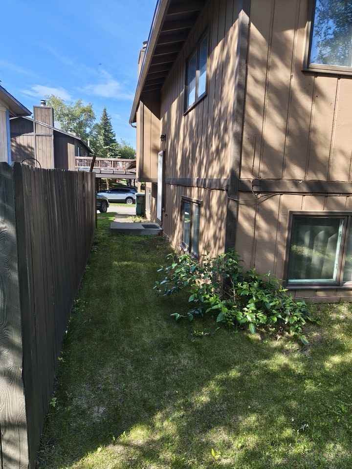 208 Deerfield Dr - Photo 3 of 18