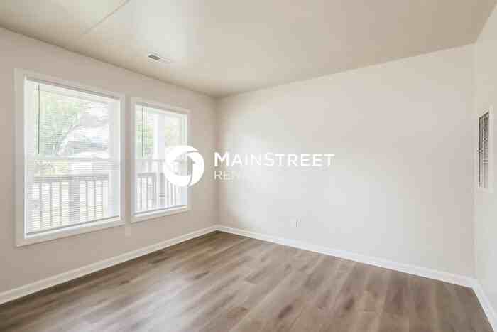 2541 Rowan St - Photo 5 of 18