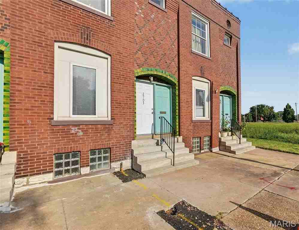 2703 N Spring Ave - Photo 2 of 20