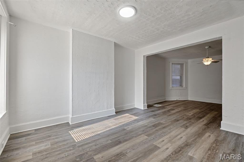 2703 N Spring Ave - Photo 4 of 20