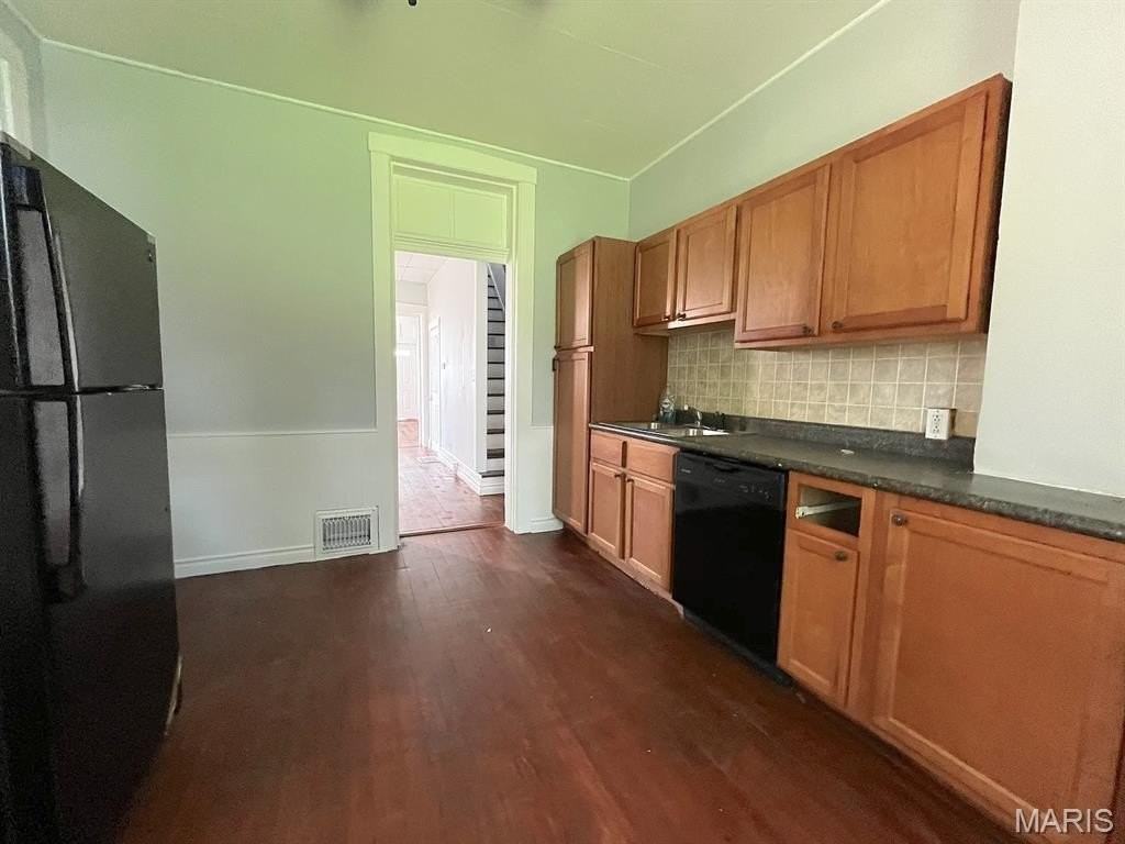 1825 W 15th Street - Photo 5 of 10