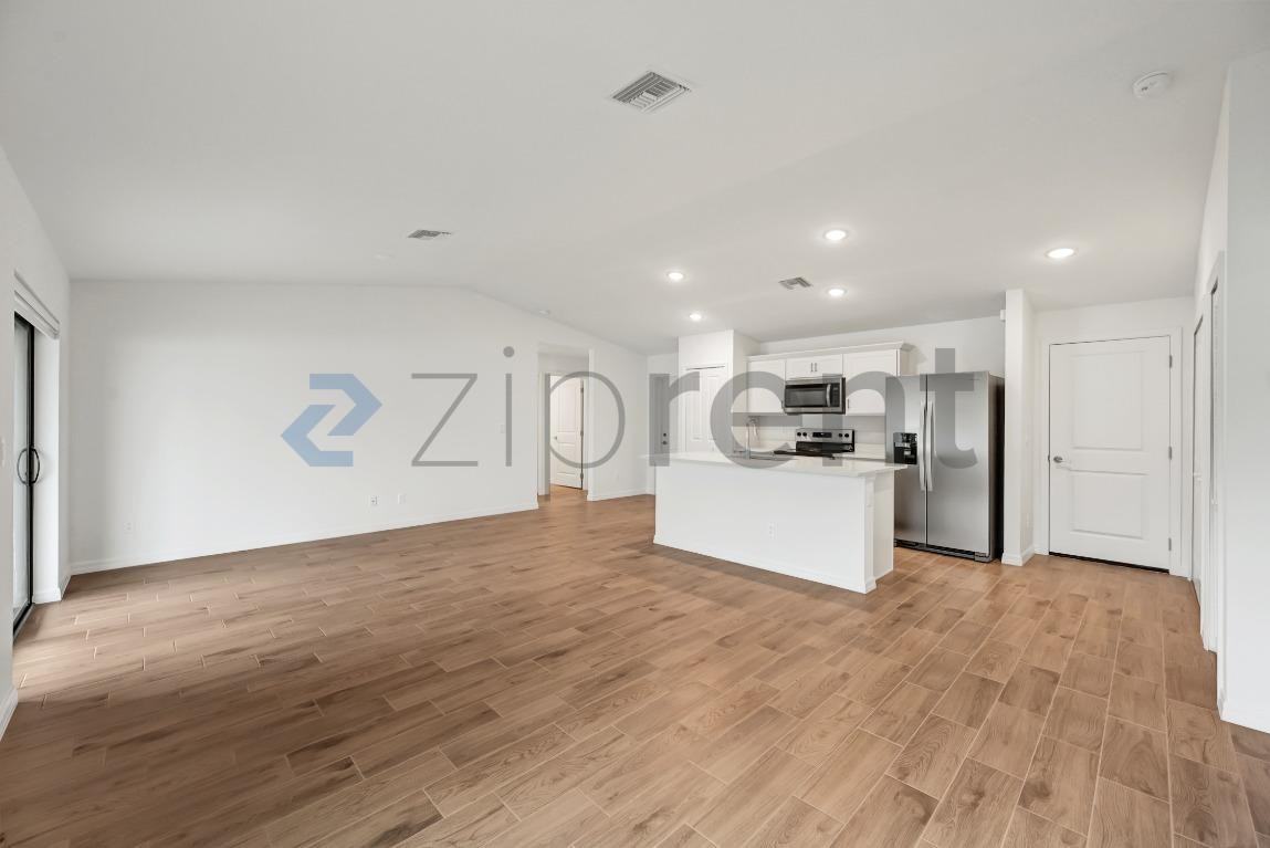 2324 Nw 25th St - Photo 4 of 34