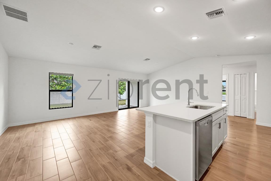 2324 Nw 25th St - Photo 7 of 34