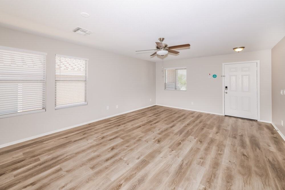 10521 W Robin Ln - Photo 3 of 16