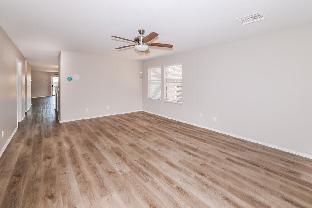 10521 W Robin Ln - Photo 4 of 16